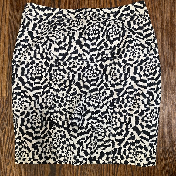 Leifsdottir knee length skirt size 6 black & white geometric print‎ ruffle EUC - Picture 7 of 8